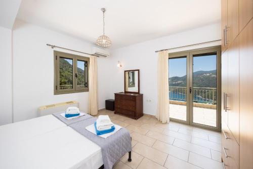 a bedroom with two beds and a balcony at Villa Inna in Mikros Gialos