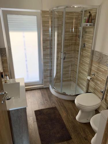 a bathroom with a shower and a toilet at Ribera villa alloggio 1 in Ribera