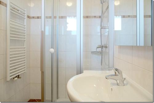 Kylpyhuone majoituspaikassa Gästehaus Lackenblick