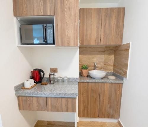 a kitchen with a sink and a microwave at Hotel Soul Mate Inn in Lima
