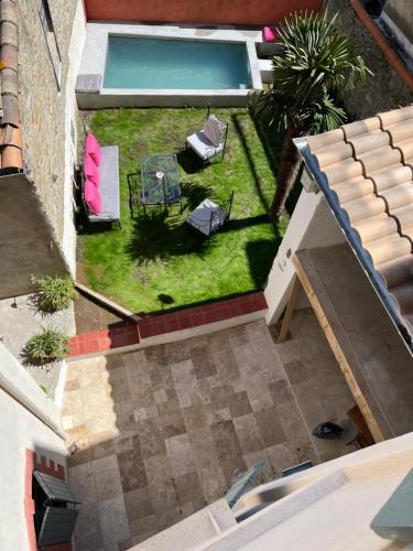 an overhead view of a yard with chairs and a pool at La Casa Consuelo ~ Piscine ~ Jardin ~ Centre ville in Carcassonne