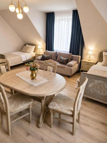 ein Wohnzimmer mit einem Tisch und einem Sofa in der Unterkunft Dom Noemi in Płock