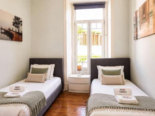 Airy Lapa 2 BR River and Bridge Views AC