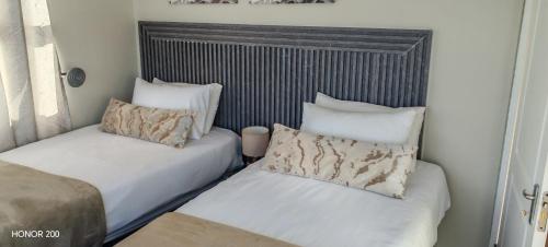 two beds sitting next to each other in a room at Elim Rest Place in Fisherhaven