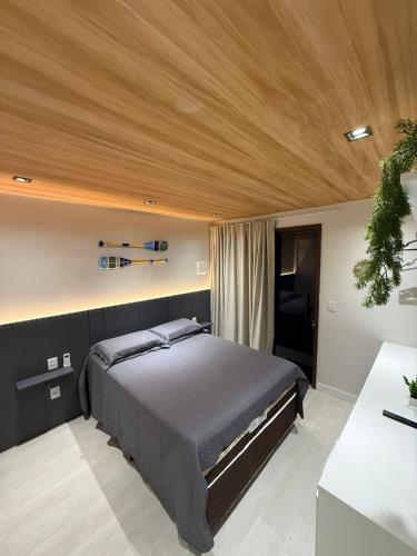 a bedroom with a bed and a wooden ceiling at Vista do Pico in Fernando de Noronha