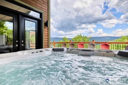 a hot tub in the backyard of a house at Chalet Pourquoi Pas in Saint-Philémon