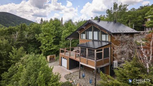 an overhead view of a house in the woods at Chalet Pourquoi Pas in Saint-Philémon