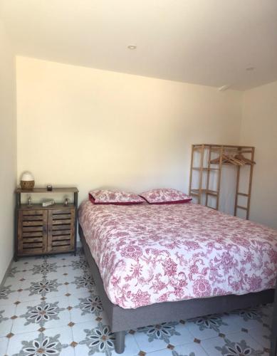 a bedroom with a bed and a dresser in it at Le ranch de Chant'alouette in Étauliers