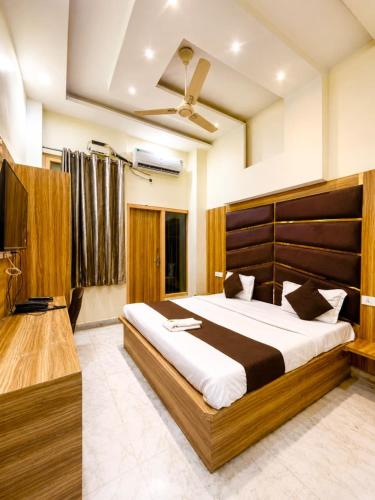 a bedroom with a large bed in a room at New sheth bnb golden temple in Amritsar