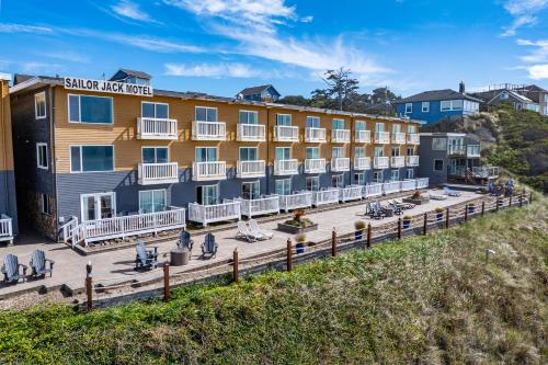 an aerial view of the suntrust beach hotel at Sailor Jack Oceanfront Motel in Lincoln City