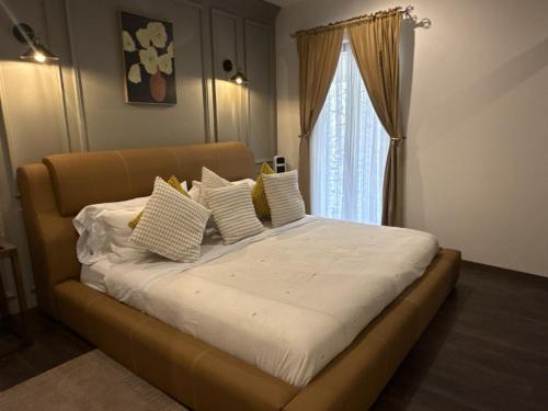a bedroom with a bed with pillows and a window at Luna Toscana in Santeagueda