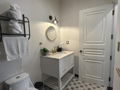 a bathroom with a sink and a toilet and a mirror at Luna Toscana in Santeagueda