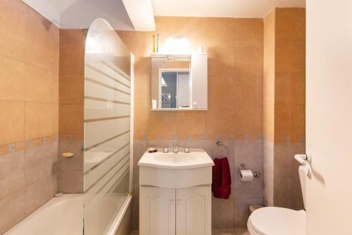 a bathroom with a sink and a toilet and a shower at Super duplex Martinez in Martínez