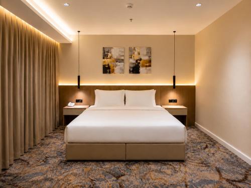 a hotel room with a bed and two tables at فندق بيات سيتي in Taif