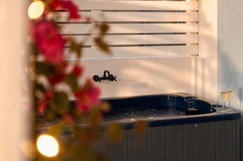 Victoria Luxury Suite - Private Jacuzzi & Terrace