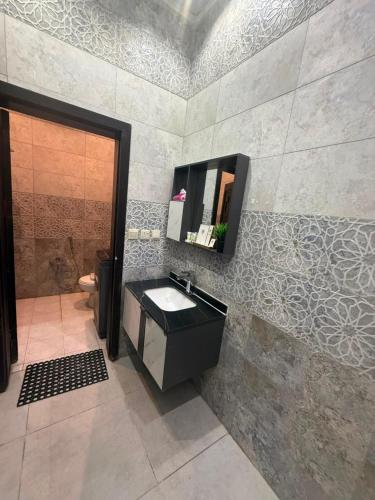 ein Badezimmer mit Waschbecken und Spiegel an der Wand in der Unterkunft لافيرا للشقق الفندقيه - Lavera Apartments in Al-'Ula