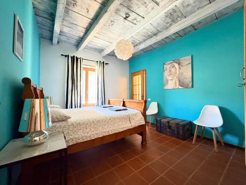 a bedroom with a bed and a blue wall at Oh!megna in Omegna