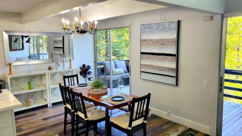 a dining room with a table and chairs at Cielo Ridge in Twin Peaks