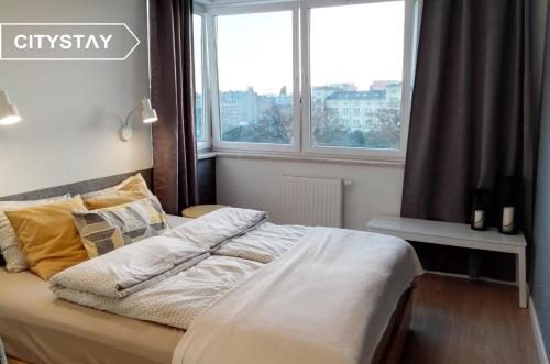 uma cama num quarto com uma janela em CITYSTAY miniSPA Gdansk em Gdansk