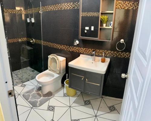 a bathroom with a toilet and a sink and a shower at New hotel neo in Santa Cruz de Barahona