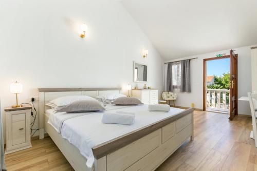 Apartments with parking space Supetar, Brac - 18307