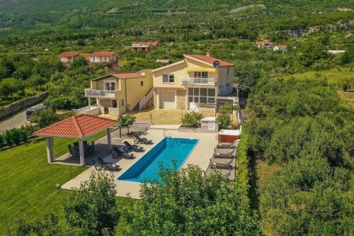 Family friendly house with a swimming pool Kastel Luksic, Kastela - 20513