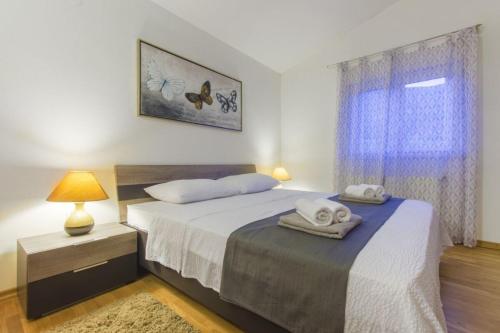 Family friendly house with a swimming pool Kastel Luksic, Kastela - 20513