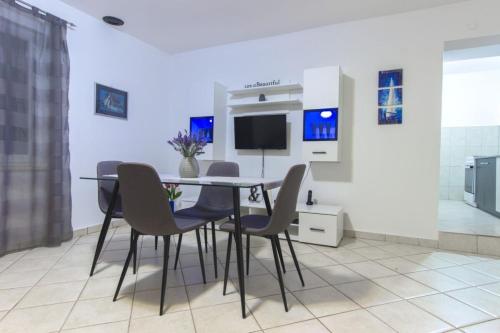 Family friendly house with a swimming pool Kastel Luksic, Kastela - 20513