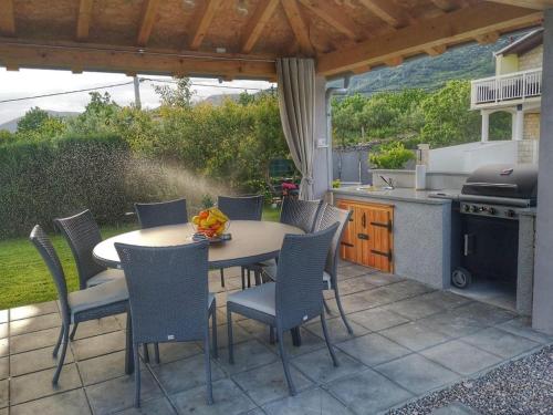Family friendly house with a swimming pool Kastel Luksic, Kastela - 20513