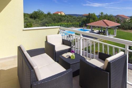 Family friendly house with a swimming pool Kastel Luksic, Kastela - 20513