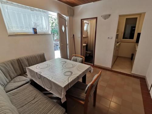 Apartments by the sea Primosten - 27861