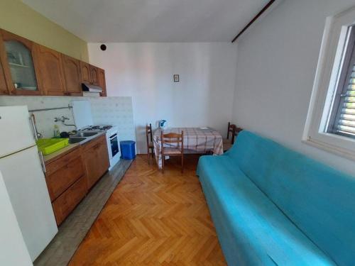 Apartments with parking space Primosten - 27869