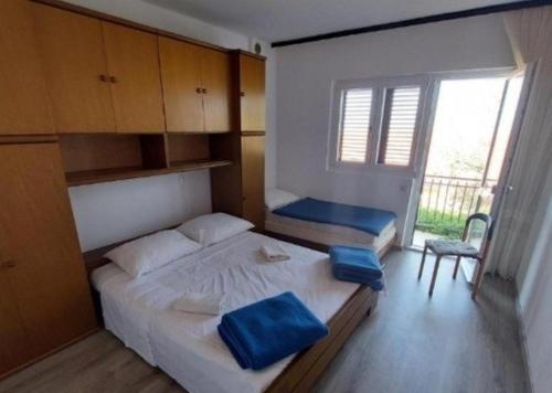 Apartments with parking space Primosten - 27869
