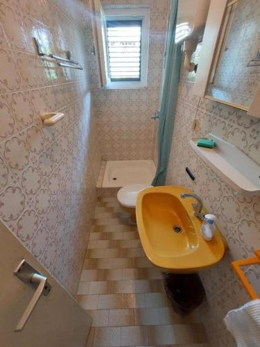 Apartments with parking space Primosten - 27869