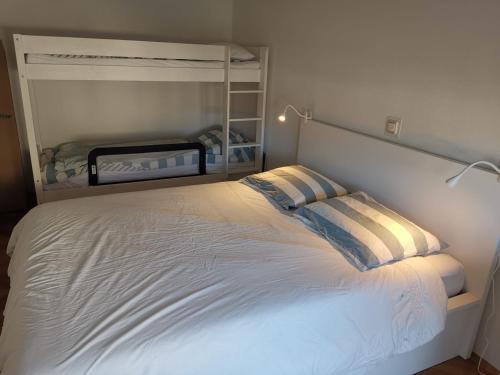 Apartments with parking space Primosten - 27875