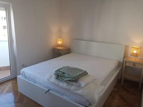 Apartments with parking space Primosten - 27875