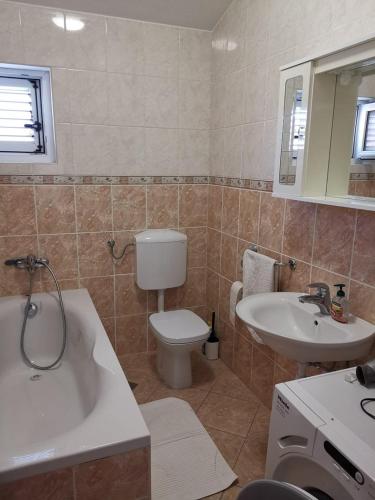 Apartments with parking space Primosten - 27875