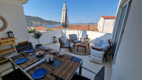 Apartments with parking space Primosten - 27875