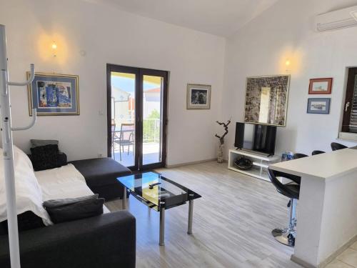 Apartments with parking space Primosten - 27877