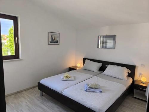 Apartments with parking space Primosten - 27877
