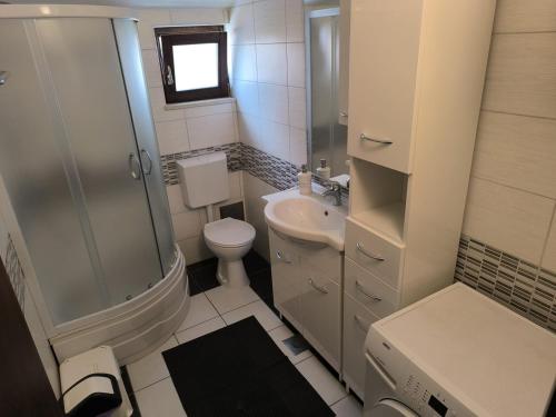 Apartments with parking space Primosten - 27877