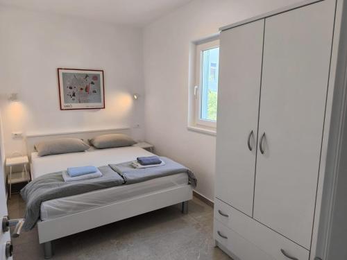 Apartments with parking space Primosten - 27877