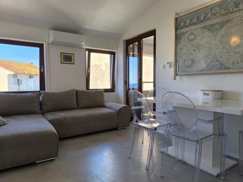 Apartments with parking space Primosten - 27879