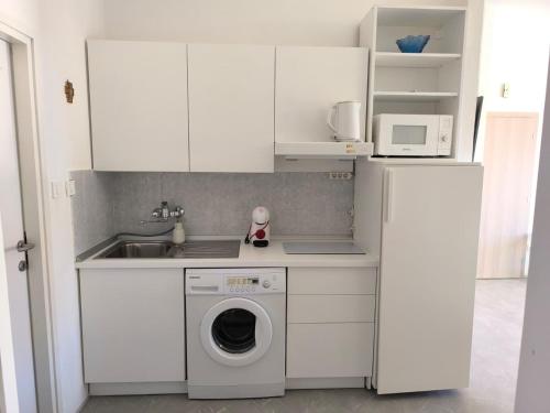 Apartments with parking space Primosten - 27879
