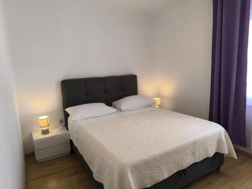 Apartments with parking space Primosten - 27881