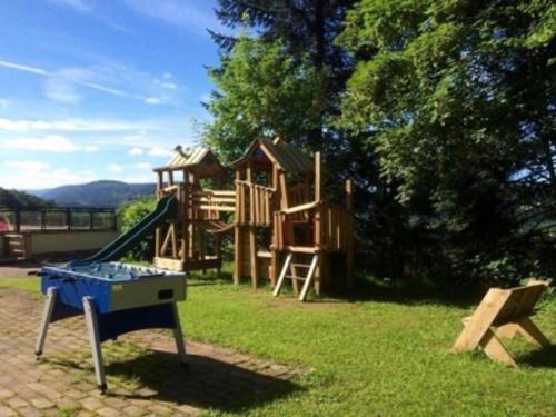een speeltuin met een houten speelplaats bij Camping du Château in Granges-sur-Vologne