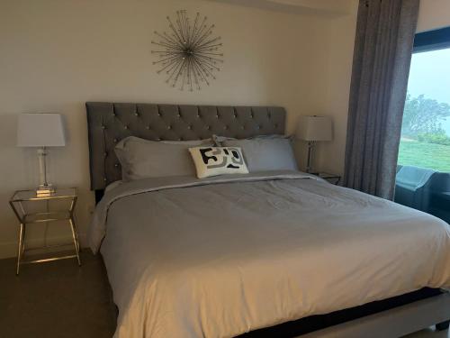 a bedroom with a large bed and two lamps at Winchelsea Views in Nanaimo