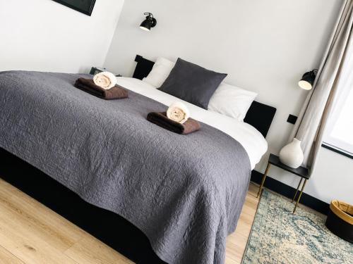 a bedroom with a bed with two towels on it at The Jade Elegant apartment with balcony in Spa