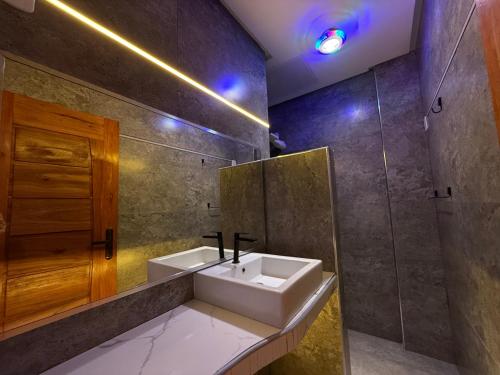 a bathroom with a sink and a shower at Hotel Omega in Oiapoque