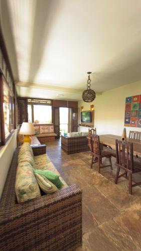 a living room with a couch and a table at Casa Sitio Região dos Lagos 1200m2 terreno- S Pedro DAldeia in São Pedro da Aldeia